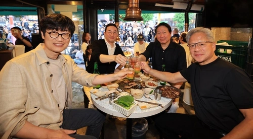 Chủ tịch LG nướng thịt cho CEO Nvidia trong bữa nhậu nghìn tỷ USD