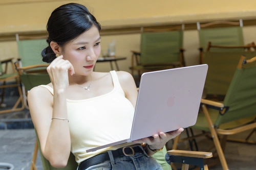 Vừa mua MacBook, chưa kịp kích hoạt thì cửa hàng tăng giá 6 triệu