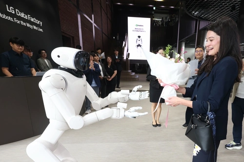 Robot LG CLOiD tặng hoa chào mừng bà Madison Huang tại Trung tâm LG Data Factory đang được xây dựng tại quận Seocho, Seoul. Ảnh: .