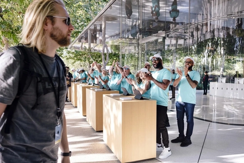 Nhân viên vỗ tay chào đón khách tham dự sự kiện của Apple tại Nhà hát Steve Jobs. Ảnh: .