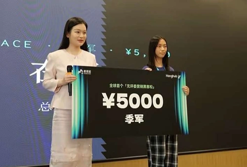 Cô bé Zhu Shuhan (phải) đạt giải nhất cuộc thi sáng tạo phần mềm khi chỉ mới 1 3 tuổi. Ảnh: .
