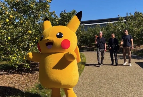Pikachu tham quan trụ sở Apple cùng Tim Cook, Tsunekazu Ishihara và John Ternus. Ảnh: .