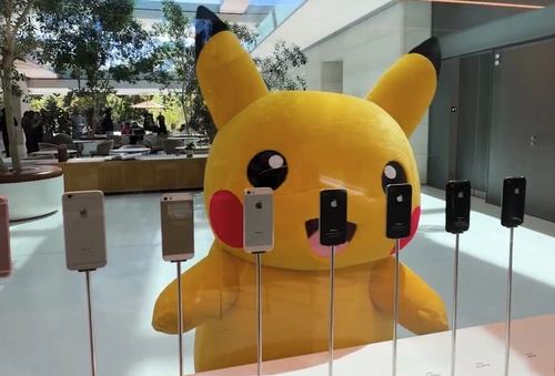 Pikachu tham quan nhiều nơi tại trụ sở Apple, gồm khu trưng bày các mẫu iPhone. Ảnh: .