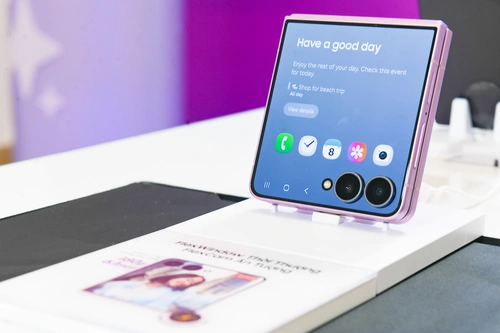 Trong khi đó, Galaxy Z Fold8 Ultra dành cho người ưu tiên hiệu suất công việc. Thiết bị sở hữu màn hình rộng 8 inch, mang lại nhiều không gian hơn cho việc đa nhiệm, kết hợp cùng camera nâng cấp giúp ghi lại hình ảnh sắc nét và chân thực hơn. Ở phía ngược lại, Galaxy Z Flip8 lại được thiết kế cho người đề cao bản sắc cá nhân qua thiết kế “vỏ sò” nhỏ gọn, có thể cầm nắm trong lòng bàn tay. Với màn hình phụ Flex Window được tái thiết kế, người dùng dễ dàng truy cập ứng dụng, xem thông tin nhanh hay thao tác trên màn hình ngoài.