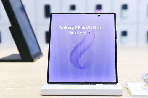 Trong khi đó, Galaxy Z Fold8 Ultra dành cho người ưu tiên hiệu suất công việc. Thiết bị sở hữu màn hình rộng 8 inch, mang lại nhiều không gian hơn cho việc đa nhiệm, kết hợp cùng camera nâng cấp giúp ghi lại hình ảnh sắc nét và chân thực hơn. Ở phía ngược lại, Galaxy Z Flip8 lại được thiết kế cho người đề cao bản sắc cá nhân qua thiết kế “vỏ sò” nhỏ gọn, có thể cầm nắm trong lòng bàn tay. Với màn hình phụ Flex Window được tái thiết kế, người dùng dễ dàng truy cập ứng dụng, xem thông tin nhanh hay thao tác trên màn hình ngoài.
