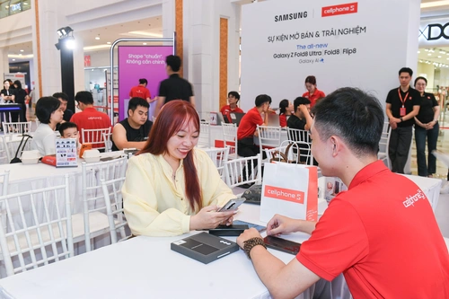 Cũng trong ngày 8/8, sự kiện mở bán và trải nghiệm Galaxy Z8 series của CellphoneS diễn ra sôi động tại Vincom Mega Mall Royal City (Hà Nội). Nằm giữa sảnh chính của trung tâm thương mại, không gian sự kiện được thiết kế thành nhiều booth khám phá và trải nghiệm độc đáo. Tại đây, khách hàng không chỉ được nhận các mẫu Galaxy Z8 series đầu tiên, mà còn có cơ hội tham gia mini game trúng quà hấp dẫn.