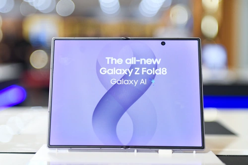 “Ngôi sao sáng” trong dòng sản phẩm thế hệ thứ 8 của Samsung thuộc về Z Fold8 khi chiếm hơn 50% tổng số thiết bị được đặt hàng trước. Z Fold8 sở hữu thiết kế hoàn toàn mới với màn hình chính rộng 7,6 inch vừa vặn tỷ lệ 4:3, trong khi màn hình ngoài rộng 5,5 inch với tỷ lệ 10:6. Thiết kế độc đáo này giúp người dùng dễ dàng “đắm chìm” trong trải nghiệm khám phá nội dung trên nền tảng số. Ngoài ra, Z Fold8 có trọng lượng chỉ 201 gram, thấp nhất trong các thế hệ Galaxy Z Fold. Viên pin 4.800 mAh giúp người dùng thoải mái sử dùng máy cả ngày mà không lo hết pin.
