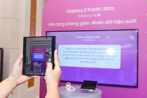 Cũng trong ngày 8/8, sự kiện mở bán và trải nghiệm Galaxy Z8 series của CellphoneS diễn ra sôi động tại Vincom Mega Mall Royal City (Hà Nội). Nằm giữa sảnh chính của trung tâm thương mại, không gian sự kiện được thiết kế thành nhiều booth khám phá và trải nghiệm độc đáo. Tại đây, khách hàng không chỉ được nhận các mẫu Galaxy Z8 series đầu tiên, mà còn có cơ hội tham gia mini game trúng quà hấp dẫn.