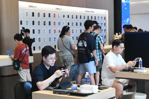 Ghi nhận tại Samsung West Lake, đông đảo khách hàng có mặt từ sớm để nhận máy đặt trước. Không gian cửa hàng được bố trí với khu vực trung tâm dành riêng để trải nghiệm bộ ba Galaxy Z8 series, cùng khu vực ghế chờ và quầy cà phê để nhân viên tận tình tư vấn và hướng dẫn lắp đặt thiết bị cho khách hàng.