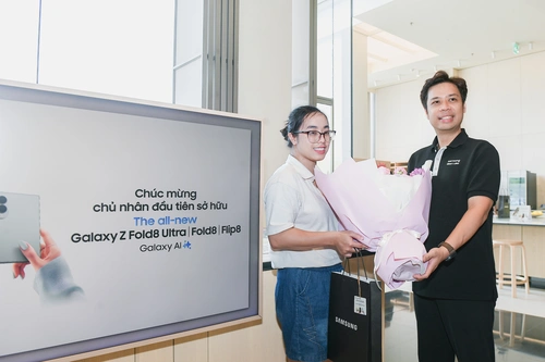Chị Trần Mai Anh (Hà Nội) là một trong những khách hàng “đổ gục” trước thiết kế và hiệu năng ấn tượng của Galaxy Z Fold8. Từng sử dụng Galaxy Z Flip5, chị Mai Anh quyết định “lên đời” Fold8 khi được trực tiếp trải nghiệm. “Chắc nhiều người sẽ có chung cảm nhận với tôi rằng Fold8 có thiết kế ấn tượng và sử dụng thuận tiện. Khi test máy, tôi cảm nhận rõ sự chắc chắn của bản lề, các nếp gấp cũng hầu như biến mất. Với những đời Samsung trước, tôi khá ‘rén tay’ mỗi khi đóng gập máy, thì với Z Fold8, mọi chuyện dường như được giải quyết dễ dàng”, vị khách hàng chia sẻ.