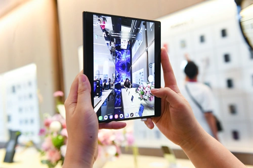 Về các tính năng AI, Samsung tiếp tục khẳng định vị thế dẫn đầu khi tích hợp sâu Galaxy AI vào hệ sinh thái. Tại sự kiện, nhiều khách thích thú trải nghiệm tính năng Photo Assist - hỗ trợ chỉnh sửa hình ảnh bằng câu lệnh. “Tính năng này quả là ‘ăn tiền’ với người thích ‘sống ảo’ như tôi. Nhờ Photo Assist, tôi có thể xóa người, chỉnh màu sáng, tăng sắc độ tùy ý”, Minh Anh, khách hàng vừa chốt đơn Galaxy Z Fold8 Ultra, nhận định.