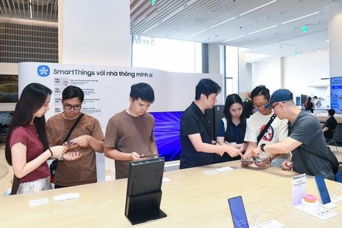 Ghi nhận tại Samsung West Lake, đông đảo khách hàng có mặt từ sớm để nhận máy đặt trước. Không gian cửa hàng được bố trí với khu vực trung tâm dành riêng để trải nghiệm bộ ba Galaxy Z8 series, cùng khu vực ghế chờ và quầy cà phê để nhân viên tận tình tư vấn và hướng dẫn lắp đặt thiết bị cho khách hàng.