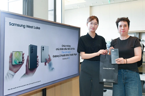 Chị Phạm Mai Thùy (Hà Nội) cũng là một trong những khách hàng đầu tiên ở Việt Nam sở hữu Galaxy Z Flip8. Là “fan cứng” dòng Flip của Samsung, chị Thùy gần như không bỏ lỡ phiên bản nào mà thương hiệu ra mắt. So với các thế hệ trước, chị đánh giá Z Flip8 có sự cải tiến rõ rệt khi nếp gấp hầu như không xuất hiện, nhờ vào công nghệ màn hình Flex Titanium giúp máy mỏng nhưng vẫn đảm bảo độ bền. Ngoài ra, Galaxy AI cũng hỗ trợ chị nhiều trong công việc và đời sống - từ phân tích dữ liệu, báo cáo cho đến vai trò như trợ lý cá nhân. “Z Flip8 nhỏ gọn, khi gập lại trông như hộp trang điểm nên tôi dễ dàng mang theo. Tôi còn sắm riêng vài chiếc túi mini chỉ để đựng chiếc điện thoại yêu thích này”, chị Thùy hào hứng chia sẻ.
