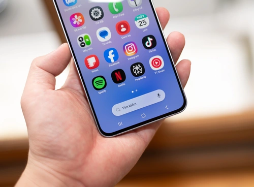 Bên cạnh Galaxy AI của Samsung và Gemini của Google, Samsung cho phép người dùng đặt Perplexity làm trợ lý kỹ thuật số mặc định, kích hoạt bằng cách nhấn giữ phím cạnh hoặc gọi bằng câu lệnh “Hey, Perplexity”. Trải nghiệm AI trên máy Samsung tương đối liền mạch với bộ công cụ cài sẵn, hoàn toàn miễn phí và không giới hạn số lần dùng mỗi tháng. Phần lớn trong số này do Google cung cấp qua Gemini, không khả dụng khi mất mạng.
