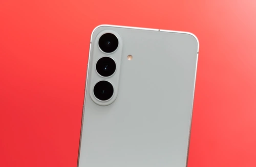 Cụm ba camera sau có thông số giống thế hệ trước, gồm camera chính 50 MP, camera góc siêu rộng 12 MP và camera telephoto 8 MP hỗ trợ zoom quang học 3x. Các thông số này gần như tương đồng thế hệ trước, không có tính cạnh tranh khi đặt cạnh các đối thủ Trung Quốc với cảm biến 200 MP, zoom quang 5x. Đổi lại, màu ảnh Samsung đồng nhất, dễ chịu với ít can thiệp thuật toán.