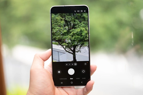 Điện thoại cũng được trang bị My FanCam, công cụ hướng đến việc hỗ trợ người dùng quay các chủ thể chuyển động, đặc biệt trong những tình huống như sự kiện hoặc biểu diễn. Horizontal Lock cũng xuất hiện trên S26 FE, giúp video duy trì khung hình ngang ngay cả khi người dùng xoay điện thoại trong lúc quay.