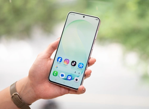 Mẫu S26 FE màn hình 6,7 inch, sử dụng tấm nền AMOLED với độ phân giải Full HD+ và tần số quét 120 Hz. Đây là kích thước tương đối quen thuộc trên dòng máy khi Galaxy S25 FE cũng hướng đến nhóm người dùng thích màn hình lớn nhưng không muốn chuyển sang phiên bản Plus hoặc Ultra.