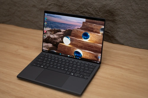 Thiết bị sở hữu cấu hình cao cấp trong nhóm ultrabook hiện tại với Core Ultra X9 và 32 GB RAM.