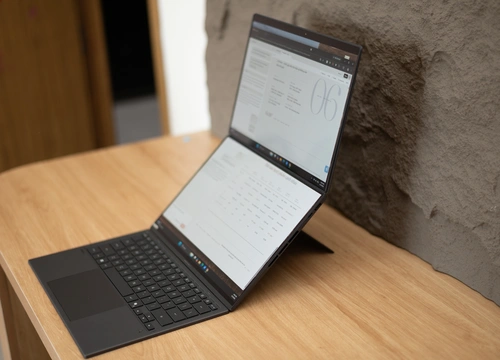 Windows 11 chưa hoàn toàn khai thác được khả năng của laptop hai màn hình.