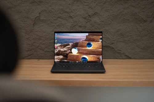 Thiết bị sở hữu cấu hình cao cấp trong nhóm ultrabook hiện tại với Core Ultra X9 và 32 GB RAM.