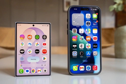 iPhone gập được cho sẽ có tỷ lệ màn hình vuông tương tự Galaxy Z Fold8 (trái). Ảnh: .
