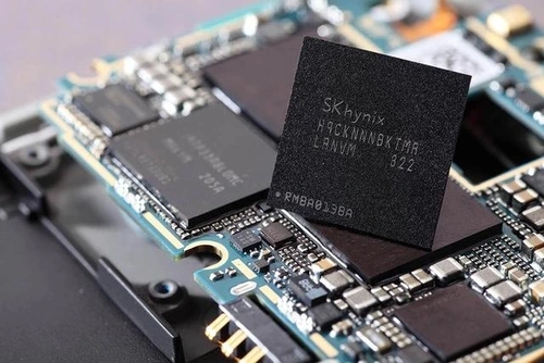 So với cùng kỳ năm ngoái, giá linh kiện bộ nhớ smartphone đã tăng gần 400%. Ảnh: