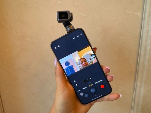 Việc tích hợp gimbal cho phép chụp selfie bằng camera chính, tiếp cận góc chụp khó hoặc quay video với chuyển động mượt mà. Ứng dụng camera mặc định trên máy hỗ trợ chế độ quay đơn giản hoặc chuyên sâu để điều khiển gimbal. Honor còn bổ sung tính năng selfie toàn cảnh, gimbal sẽ tự động xoay để chụp nhiều ảnh rồi ghép lại. Ảnh: .