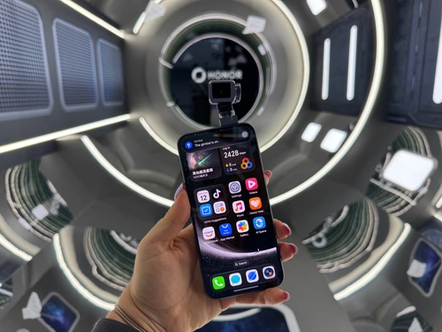 Lo ngại lớn nhất với Robot Phone đến từ độ bền. Honor cho biết sản phẩm đạt chuẩn IP54 về kháng bụi và nước, nhưng chỉ hiệu quả khi camera được thu gọn. Kể cả ở trạng thái bình thường, hệ thống gimbal vẫn có rủi ro hỏng hóc cao, đặc biệt khi được gắn lên điện thoại và sử dụng mỗi ngày. Chi phí sửa chữa model này cũng đắt hơn nếu nằm ngoài phạm vi bảo hành. Ảnh: .