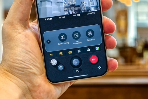 Bộ gimbal 3 trục của Robot Phone có thể xoay gần như 360 độ, hỗ trợ nhiều chế độ lấy nét như FPV, Spin Shot (xoay camera), Super Steady (chống rung) và theo dõi chủ thể, hoạt động cả khi gọi video trên ứng dụng Weibo. Ảnh: .