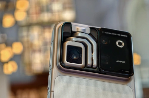 Khi không sử dụng, camera 200 MP được thu gọn vào mặt lưng. Cảm biến này vẫn đóng vai trò camera chính với kích thước 1/1,28 inch, hoạt động cùng camera telephoto 200 MP và camera góc siêu rộng 50 MP. Ảnh: .