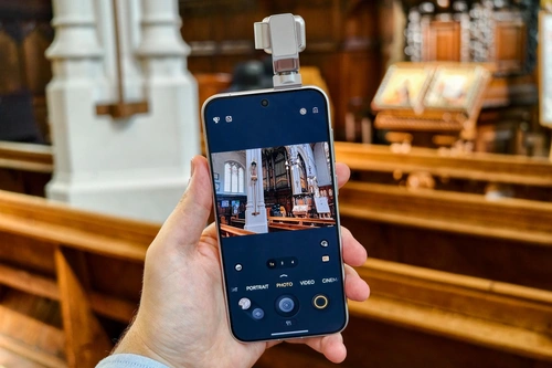 Robot Phone không có nút điều khiển gimbal vật lý, đồng nghĩa người dùng phải dựa vào nút bấm ảo trên màn hình. Bù lại, màn hình 6,3 inch giúp thao tác dễ dàng hơn so với màn hình nhỏ của Osmo Pocket. Ảnh: .