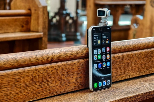 Sau khi tiết lộ lần đầu vào cuối năm ngoái, Honor vừa thông báo sẽ bán Robot Phone tại Trung Quốc. Đây là smartphone Android với camera chính bật lên từ mặt lưng để quay phim, thân máy đóng vai trò tay chống rung giống gimbal. Ảnh: .