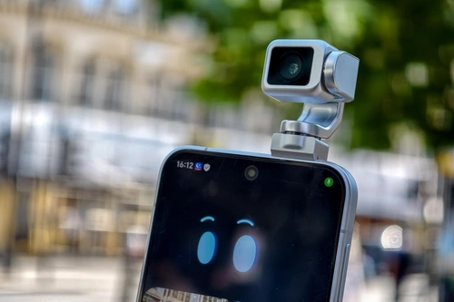 Để kích hoạt gimbal, người dùng cần trượt tấm che nhựa sang phải theo cách thủ công, bật chế độ tương ứng trong ứng dụng camera. Khi trình diễn sản phẩm trước đây, Honor chú trọng tính linh hoạt của gimbal với khả năng lật, gập theo nhạc và hành động biểu cảm giống thú cưng thông qua trợ lý ảo Yoyo AI. Ảnh: .
