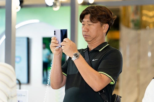 Được Samsung định vị là thế hệ Galaxy Z Fold gọn nhẹ nhất từ trước đến nay, Z Fold8 được tối ưu cho những người dùng yêu thích khám phá thế giới số. Thiết bị gây ấn tượng bởi tỷ lệ màn hình 10:16 khi gập và 4:3 ở trạng thái mở, mang đến trải nghiệm thưởng thức nội dung trên mạng xã hội liền mạch và thú vị. Dù mang hình hài mỏng nhẹ 7,6 inch và 201 g, máy vẫn sở hữu viên pin 4.800 mAh với tùy chọn bộ nhớ trong đến 1 TB để người dùng thoải mái lưu trữ.