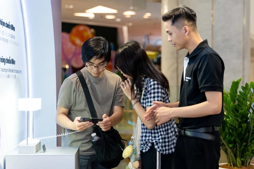 Chuỗi sự kiện “Galaxy gập chuẩn mới” diễn ra tại Thiso Mall Sala từ 10h đến 22h hàng ngày tới hết 9/8. Đặc biệt, trong khung từ 19h đến 20h30 ngày 8/8 và 9/8, khách hàng còn được tham gia 2 sự kiện “Meet & Greet” với diễn viên Võ Điền Gia Huy và reviewer Tuấn Ngọc Đây, cùng workshop công nghệ dưới sự dẫn dắt của reviewer Tuk Tuấn Kiệt. Độc giả truy cập tại đây để đăng ký tham gia.