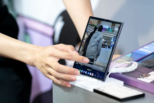 Với Galaxy Z Fold8 Ultra, Samsung tiếp tục cải tiến hiệu năng cho cỗ máy đa nhiệm dẫn đầu của thương hiệu, thông qua việc cải thiện hiệu suất AI, đồ họa và tốc độ xử lý đáng kể so với phiên bản tiền nhiệm. Tại sự kiện, người dùng hào hứng trải nghiệm các tính năng AI mới với Gemini tích hợp sâu vào thiết bị. Trong đó, phải kể đến My Fancam tự động theo dõi để làm nổi bật chủ thể và cắt video thành tỷ lệ phù hợp, hay Photo Assist hỗ trợ chỉnh sửa hình ảnh dễ dàng chỉ bằng câu lệnh.
