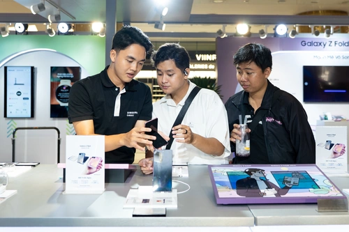 Chuỗi sự kiện “Galaxy gập chuẩn mới” diễn ra tại Thiso Mall Sala từ 10h đến 22h hàng ngày tới hết 9/8. Đặc biệt, trong khung từ 19h đến 20h30 ngày 8/8 và 9/8, khách hàng còn được tham gia 2 sự kiện “Meet & Greet” với diễn viên Võ Điền Gia Huy và reviewer Tuấn Ngọc Đây, cùng workshop công nghệ dưới sự dẫn dắt của reviewer Tuk Tuấn Kiệt. Độc giả truy cập tại đây để đăng ký tham gia.
