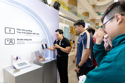 Samsung khéo léo lồng ghép việc giới thiệu loạt sản phẩm và tính năng chuyên biệt vào minigame xuyên suốt hành trình trải nghiệm của người tham gia ở các khung giờ “vàng” (peak hour). Phần thưởng dành cho người vượt qua thử thách là voucher sử dụng dịch vụ các cụm rạp Galaxy Cinema trị giá đến 100.000 đồng. Nhờ đó, không gian “Galaxy gập chuẩn mới” nhanh chóng trở thành tâm điểm giữa lòng Thiso Mall Sala.