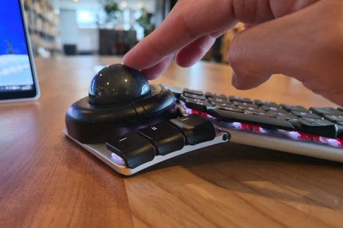 Khác với các mẫu bàn phím phân tách thông thường, Naya Create bố trí một khu vực riêng ngay vị trí ngón tay cái để lắp đặt các mô-đun điều khiển. Người dùng có thể tùy chọn gắn thêm núm xoay vật lý (dial) để cuộn trang hoặc xử lý nhanh các tác vụ mà không cần tốn thời gian di chuyển cả bàn tay ra khỏi vùng phím bấm chính trong quá trình làm việc. Ảnh: