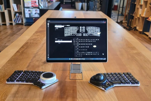Xu hướng sử dụng bàn phím công thái học phân tách (split keyboard) đang ngày càng trở nên phổ biến trong giới công nghệ và sáng tạo nội dung. Sự xuất hiện của Naya Create tại triển lãm công nghệ CES đã thu hút sự chú ý lớn nhờ thiết kế chia đôi độc đáo. Theo nhà sản xuất Naya, thiết bị này sẽ giúp người dùng thay đổi thói quen gõ phím thông thường và giải phóng cơ thể khỏi những tư thế ngồi gò bó hay mệt mỏi. Ảnh: