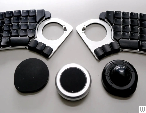 Nhà sản xuất cung cấp nhiều loại mô-đun khác nhau bao gồm bi xoay (trackball), bàn di chuột (touchpad) và nút điều hướng 3D. Đối với nhóm người dùng chuyên về đồ họa hay dựng phim, việc tích hợp sẵn các công cụ điều khiển này ngay trên bàn phím giúp giảm tần suất sử dụng chuột rời, từ đó tối giản đáng kể không gian thao tác trên mặt bàn. Ảnh: