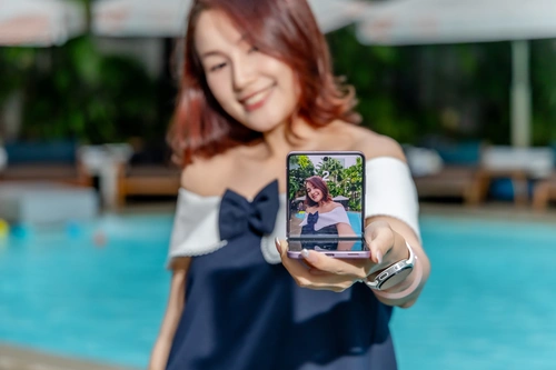 Galaxy Z Flip8 sở hữu thiết kế mỏng nhẹ nhất từng có trên dòng Z Flip, giúp thần thái thêm sắc bén.