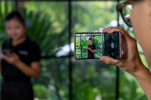 Nhiều tính năng camera cao cấp được tích hợp trong thiết kế nhỏ gọn của Galaxy Z Flip8.