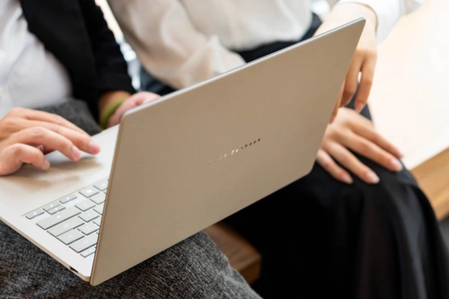 Zenbook A14 xóa bỏ định kiến một chiếc laptop mỏng nhẹ sẽ có hiệu năng kém.