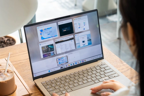 Zenbook A14 được trang bị màn hình Asus Lumina OLED 14 inch tỷ lệ 16:10, hỗ trợ 100% dải màu DCI-P3, độ sáng HDR 600 nit.