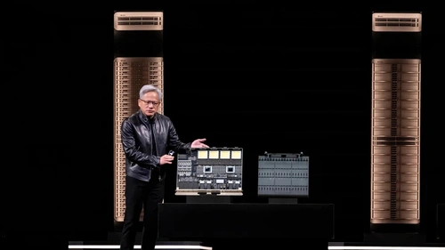 CEO Nvidia Jensen Huang giới thiệu hệ thống AI Kyber tại hội nghị GTC 2026. Ảnh: .
