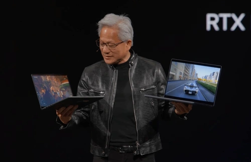 CEO Nvidia cầm 2 chiếc laptop dùng chip RTX Spark tại Computex 2026. Ảnh: .