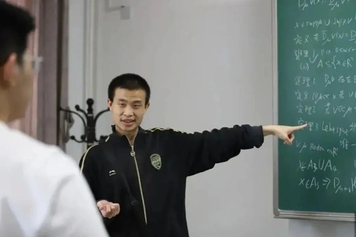 Vi Thần trở lại quảng cáo sách sau hơn 1 năm im hơi lặng tiếng trên mạng xã hội. Ảnh: .