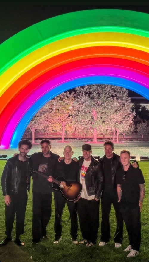 Nhóm nhạc OneRepublic chụp ảnh cùng Tim Cook. Ảnh: .