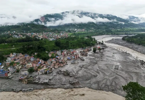 Ngày 26/8, dòng nước lũ đã càn quét các ngôi làng nằm gần biên giới giữa Nepal và Trung Quốc, khiến hơn 1.000 người mất tích. Tính đến cuối ngày ngày 27/8, theo , đã có hơn 392 người thiệt mạng và 1.300 người mất tích tại khu vực này. Ảnh: